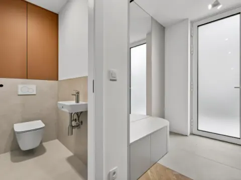 NA PREDAJ dizajnový 4-izbový byt s terasou a nadčasovým minimalistickým interiérom v projekte Zlaté Schody – Devín