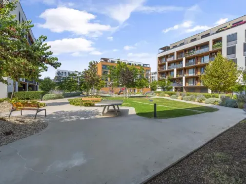 PREDAJ - Slnečný, dizajnový 4-izbový byt s priestrannou terasou s vírivkou v projekte Slnečnice - Petržalka
